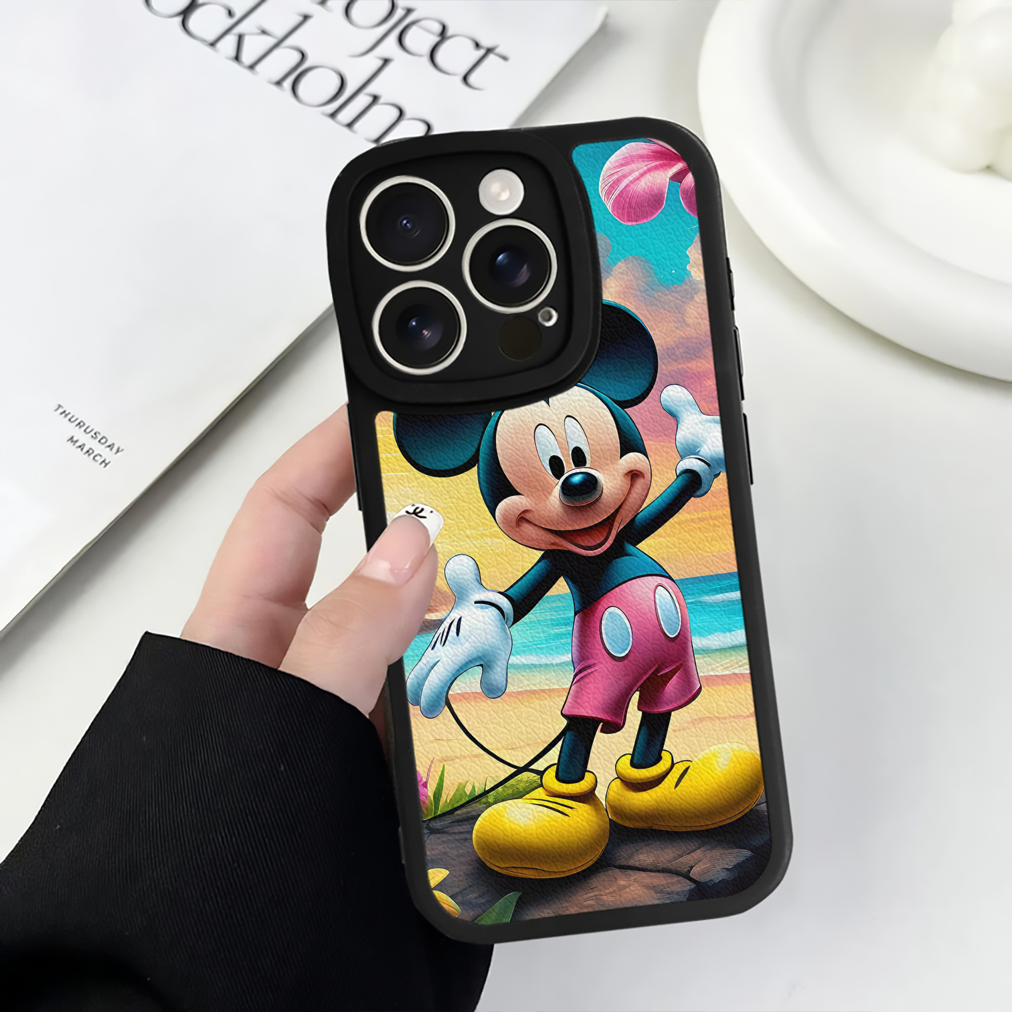 （画像用） ミッキーマウス Mickey Mouse 【iPhone 16シリーズ対応】シリコンスマホケース（レザー調） 材質：シリコン